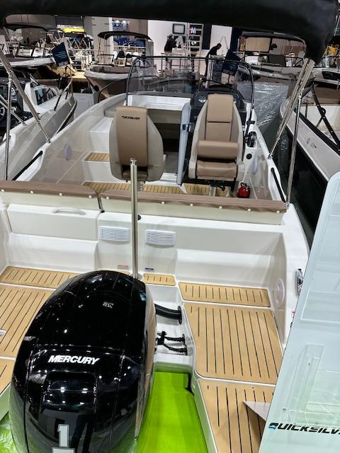 Activ 605 Sundeck 150 PS MESSEBOOT