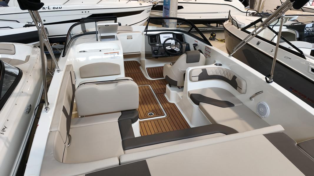 Bayliner VR6 Bowrider mit Mercury 175 PS, Lagerboot