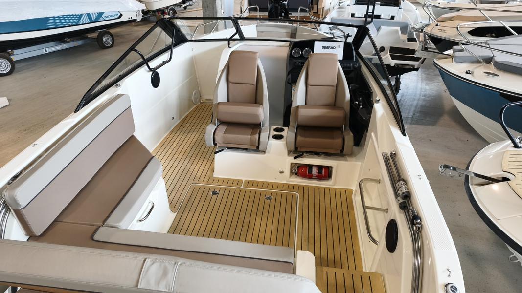 Quicksilver 675 Bowrider mit Mercury 175 PS V6 Lagerboot