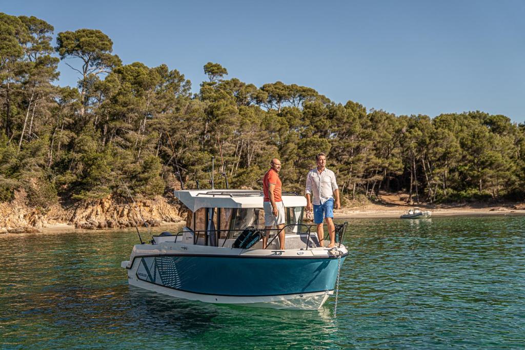 Captur 805 Pilothouse Captur 805 Pilothouse