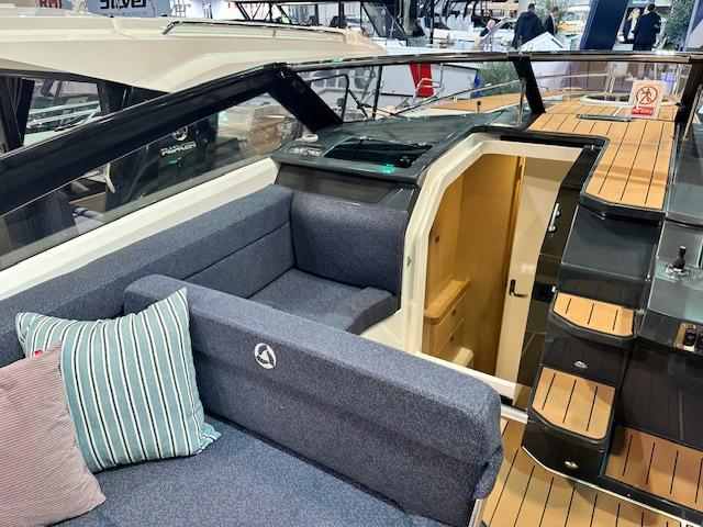 910 Odyssey mit 2x 250PS MESSEBOOT