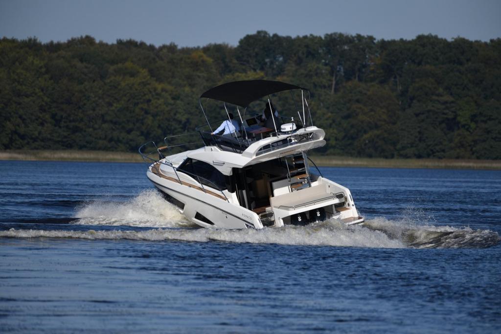 Monaco 110 Flybridge 2 x 200 PS Monaco 110 Flybridge 2 x 200 PS