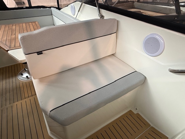 Quicksilver Activ 805 Cruiser mit Mercury 300PS Lagerboot