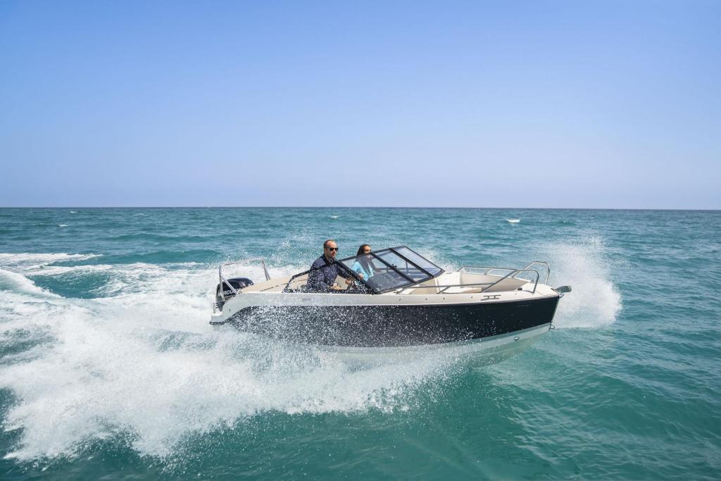 Activ 555 Bowrider mit 15PS inkl Trailer