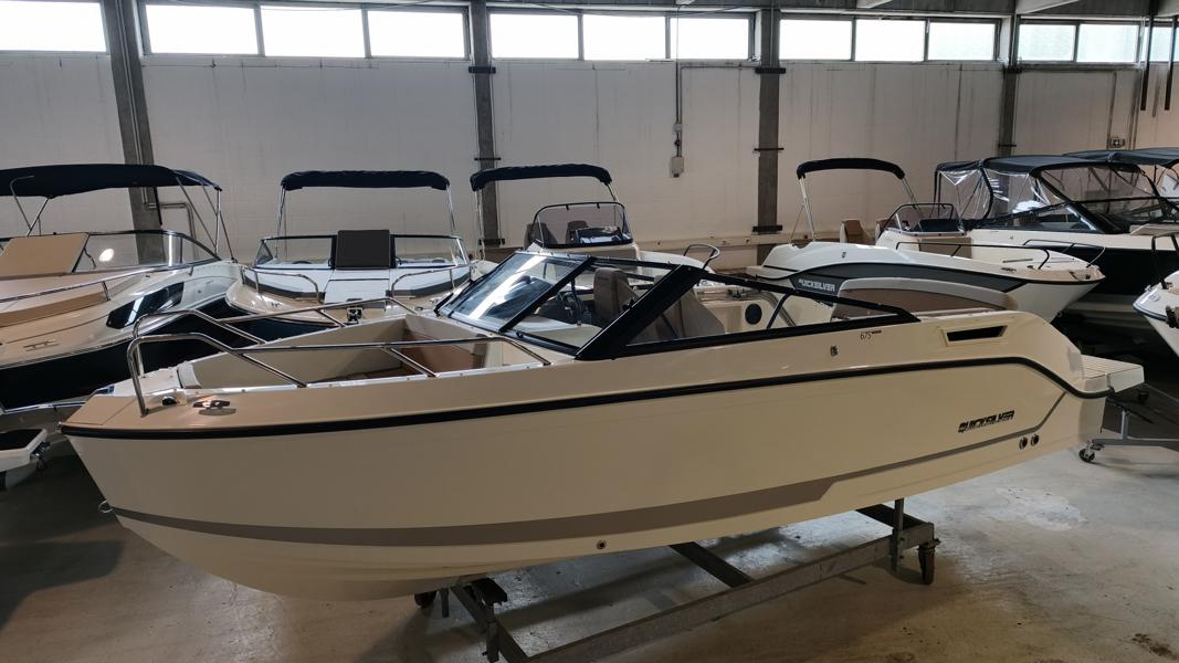 Quicksilver 675 Bowrider mit Mercury 175 PS V6 Lagerboot