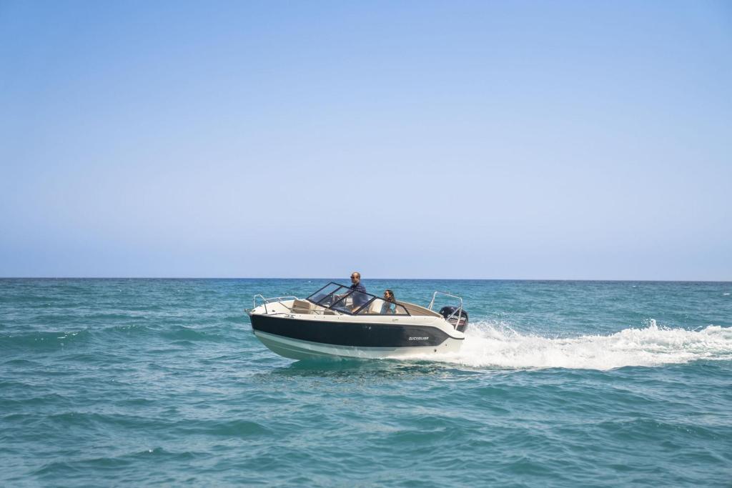 Activ 555 Bowrider mit 15PS inkl Trailer