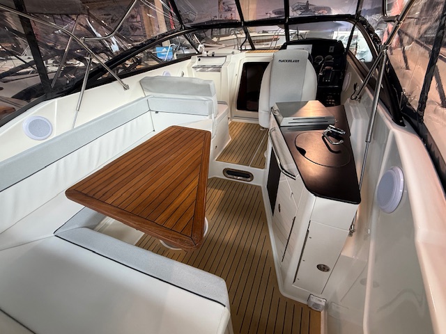 Quicksilver Activ 805 Cruiser mit Mercury 300PS Lagerboot