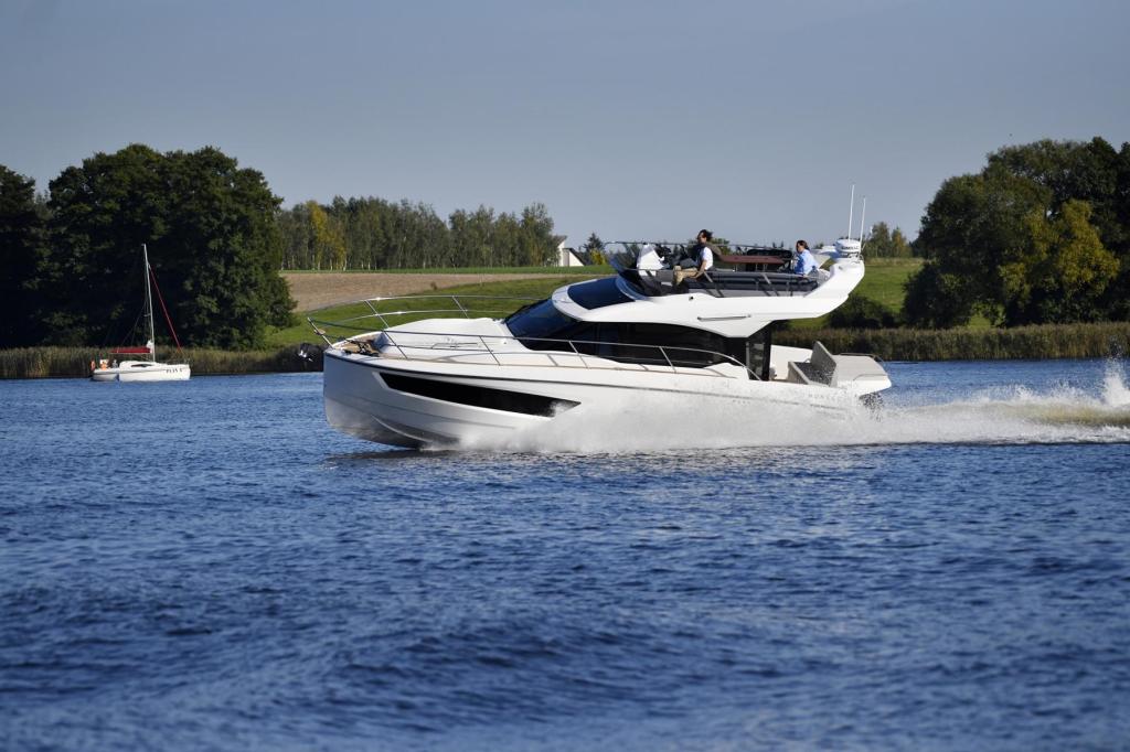 Monaco 110 Flybridge 2 x 200 PS Monaco 110 Flybridge 2 x 200 PS