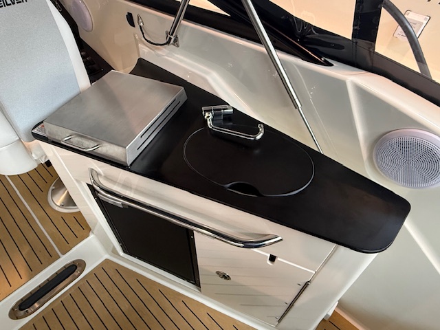 Quicksilver Activ 805 Cruiser mit Mercury 300PS Lagerboot