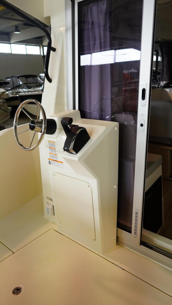 Captur 805 Pilothouse mit 300 PS Captur 805 Pilothouse mit 300 PS