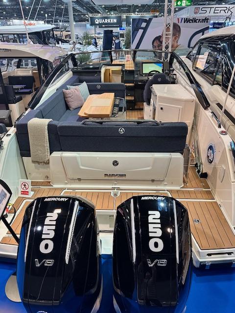 910 Odyssey mit 2x 250PS MESSEBOOT