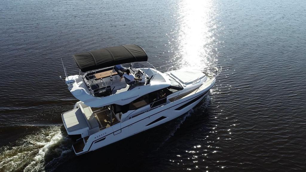 Monaco 110 Flybridge 2 x 200 PS Monaco 110 Flybridge 2 x 200 PS