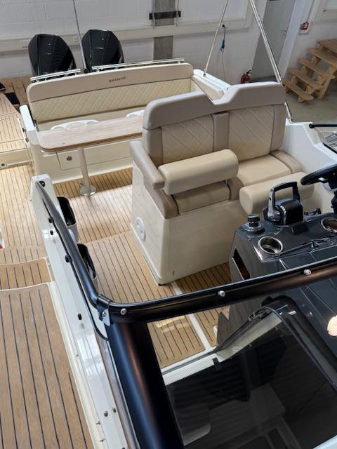 _Quicksilver_Activ_875_Sundeck_mit_2x_F250_ JOYSTICK