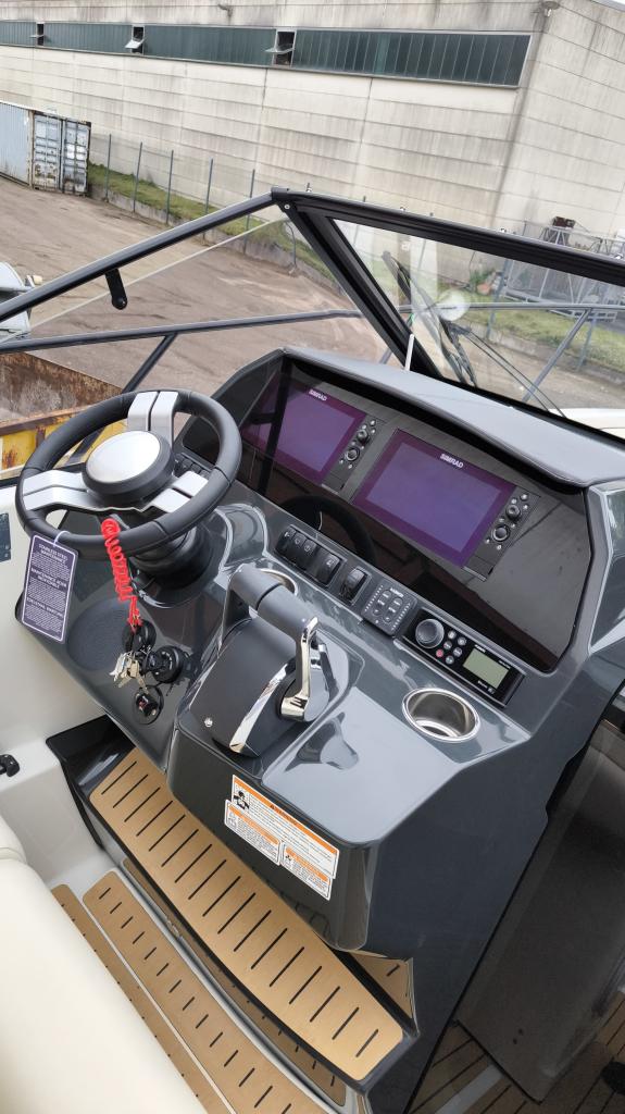 Activ 875 Sundeck 2x200PS V6