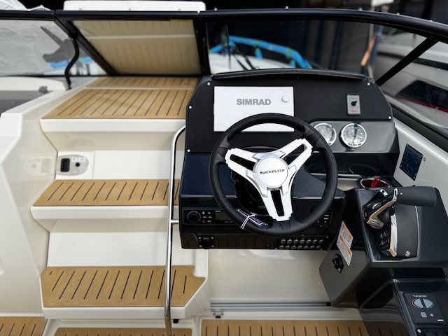 Quicksilver Activ 805 Cruiser mit Mercury 300PS Lagerboot