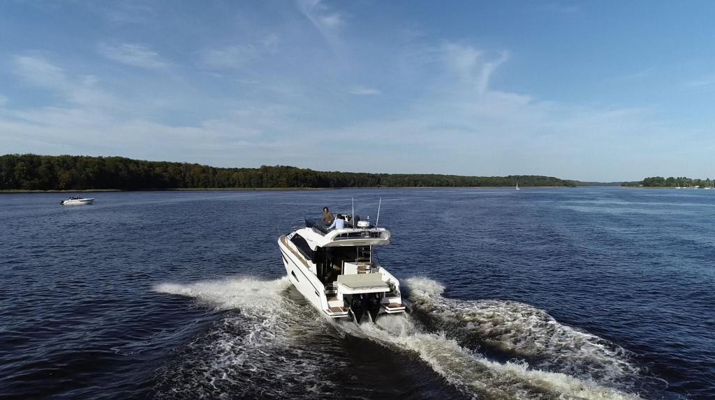 Monaco 110 Flybridge 2 x 200 PS Monaco 110 Flybridge 2 x 200 PS