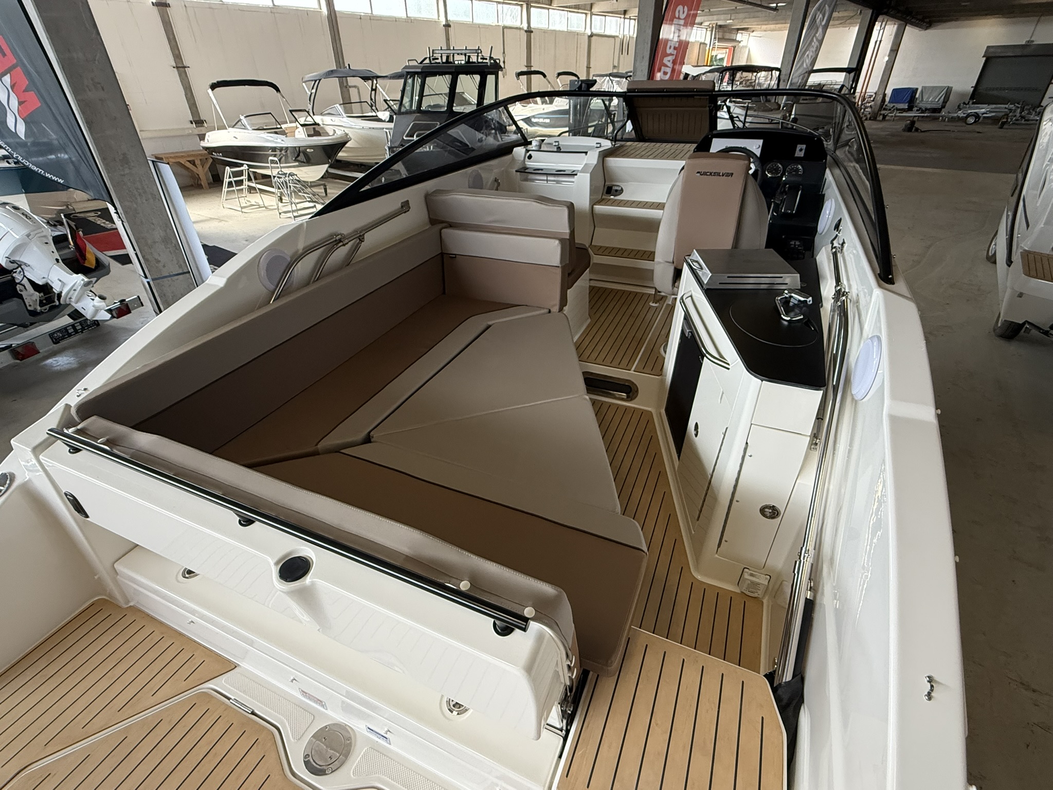 Quicksilver Activ 805 Cruiser mit Mercury 250PS Lagerboot 