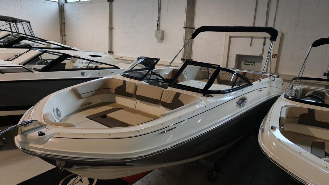 Bayliner VR6 Bowrider mit Mercury 175 PS, Lagerboot