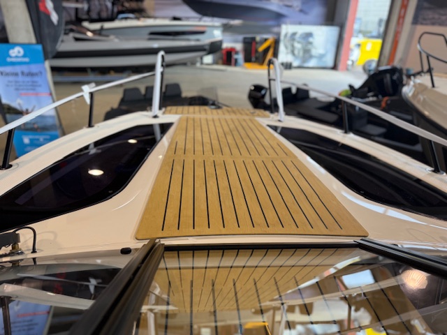 Quicksilver Activ 755 Cruiser mit Mercury 250PS Lagerboot