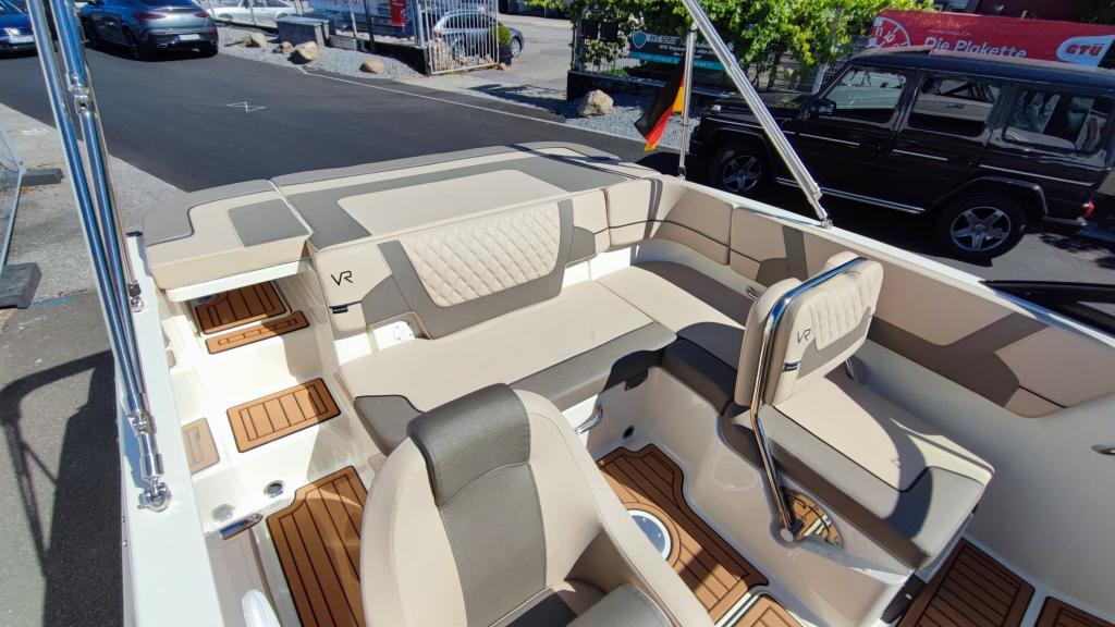 VR5 Bowrider