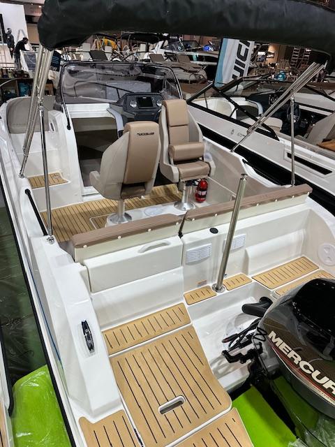 Activ 605 Sundeck 150 PS MESSEBOOT