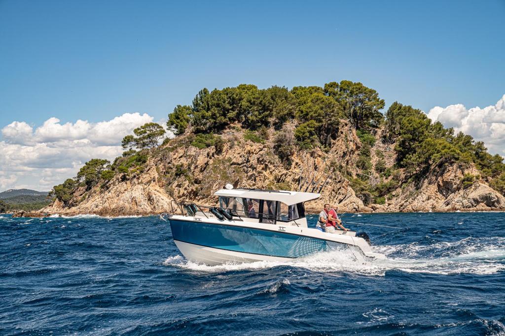 Captur 805 Pilothouse Captur 805 Pilothouse