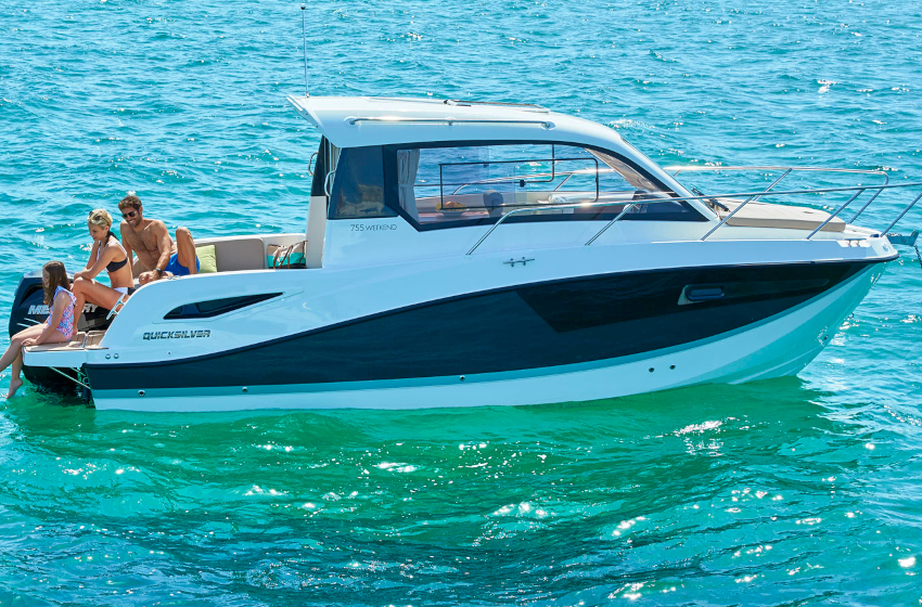 Quicksilver Activ Weekend Kajütboot mit Schlafplätzen für Wochenendausflüge