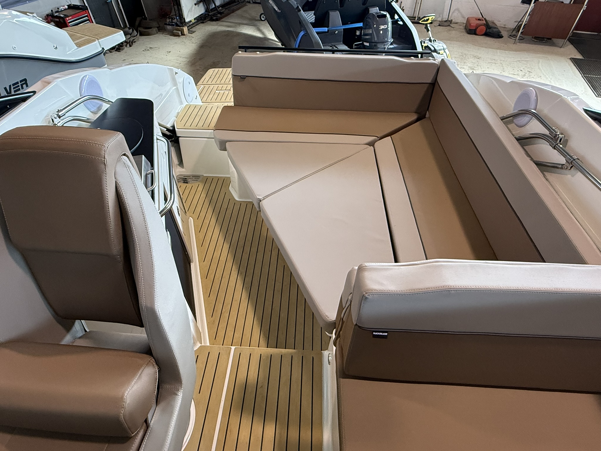 Quicksilver Activ 805 Cruiser mit Mercury 250PS Lagerboot 