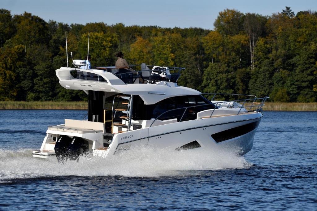 Monaco 110 Flybridge 2 x 200 PS Monaco 110 Flybridge 2 x 200 PS