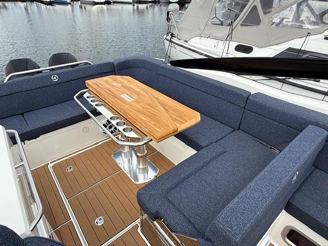 910 Odyssey mit 2x 250PS MESSEBOOT 910 Odyssey mit 2x 250PS MESSEBOOT