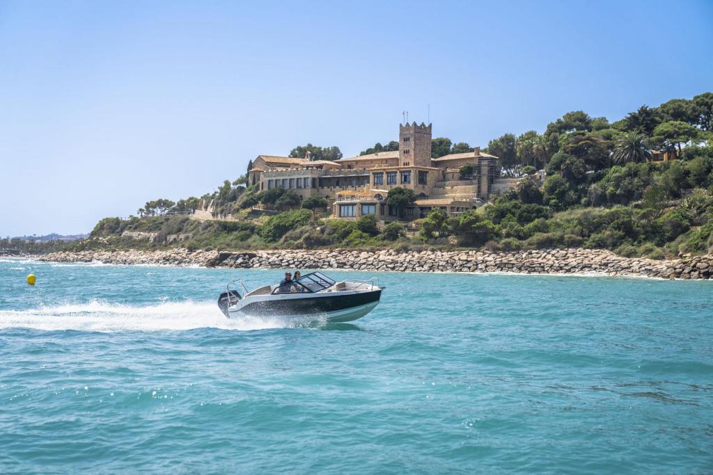 Activ 555 Bowrider mit 15PS inkl Trailer