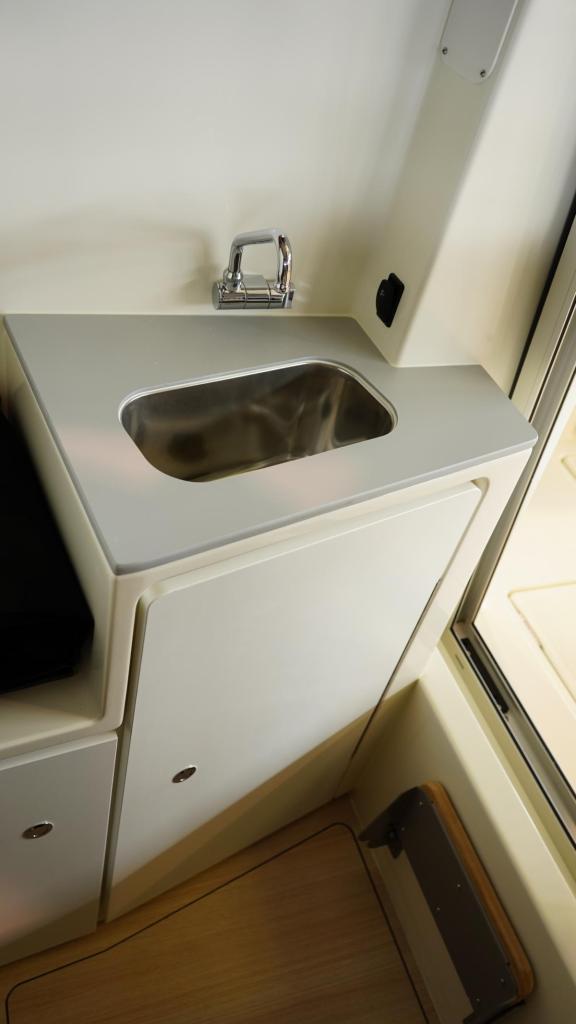 Captur 805 Pilothouse mit 300 PS Captur 805 Pilothouse mit 300 PS