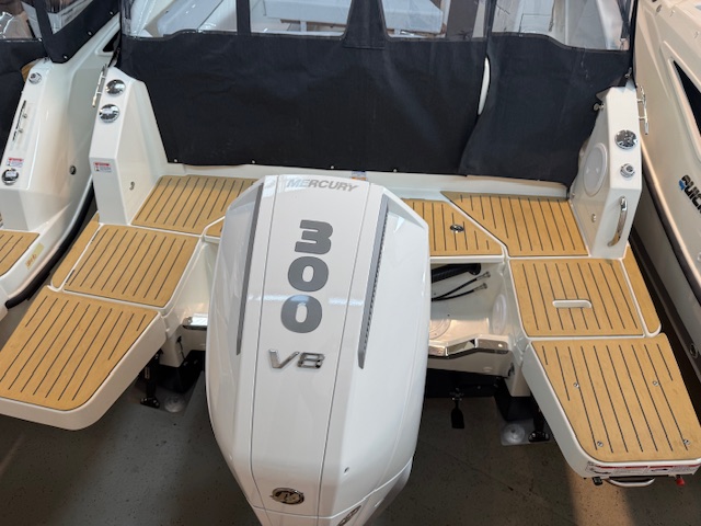 Quicksilver Activ 805 Cruiser mit Mercury 300PS Lagerboot