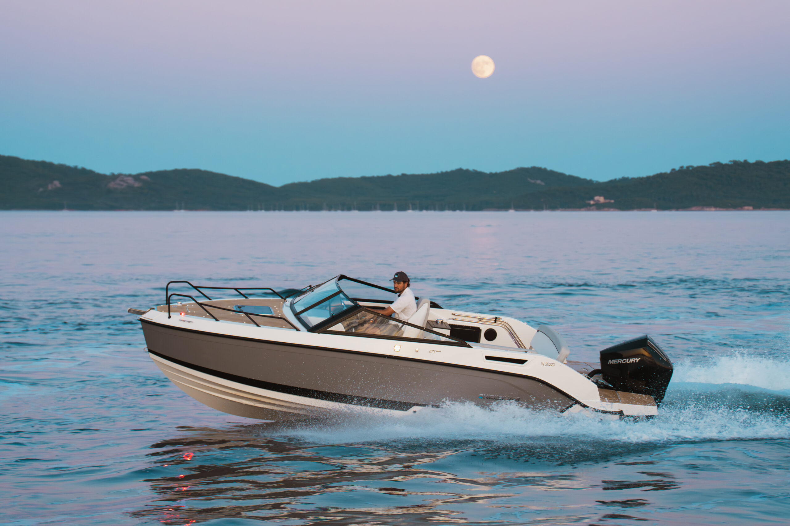 Quicksilver Activ 675 Cruiser mit Mercury 200 PS Lagerboot