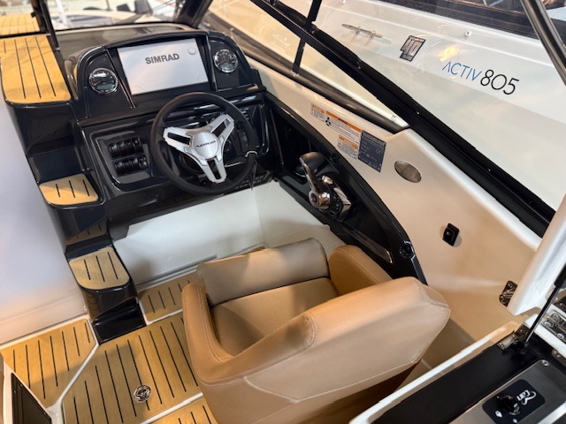 Quicksilver Activ 755 Cruiser mit Mercury 250PS Lagerboot