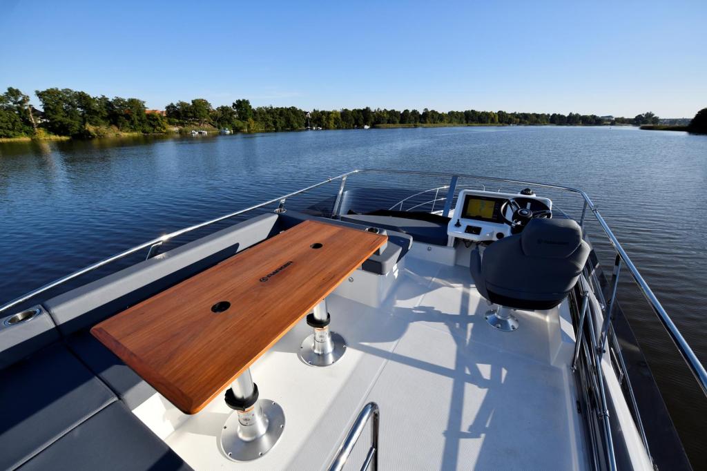 Monaco 110 Flybridge 2 x 200 PS Monaco 110 Flybridge 2 x 200 PS