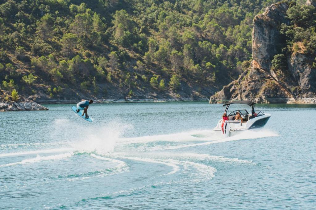 V20 Bowrider Outboard 200PS