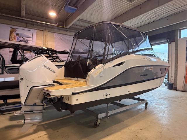 Quicksilver Activ 805 Cruiser mit Mercury 300PS Lagerboot