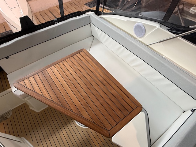 Quicksilver Activ 805 Cruiser mit Mercury 300PS Lagerboot