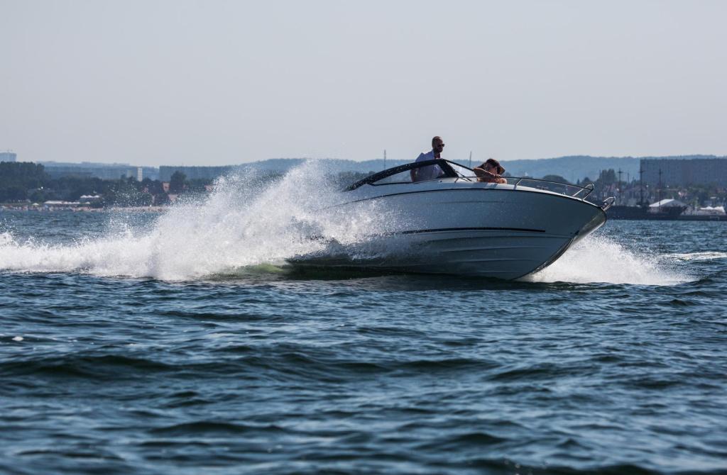 630 Bowrider mit 115 PS und Trailer