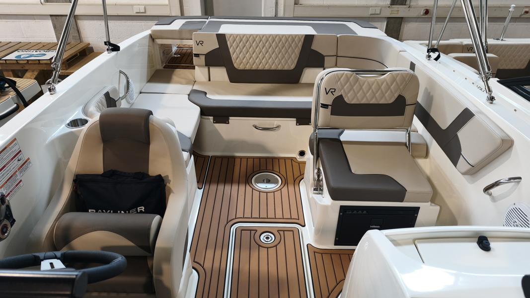 Bayliner VR6 Bowrider mit Mercury 175 PS, Lagerboot