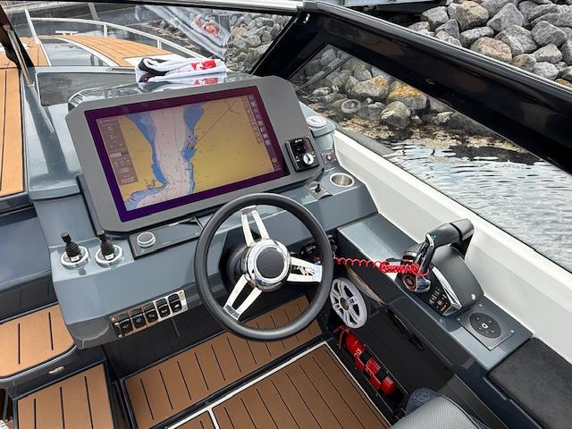 910 Odyssey mit 2x 250PS MESSEBOOT 910 Odyssey mit 2x 250PS MESSEBOOT