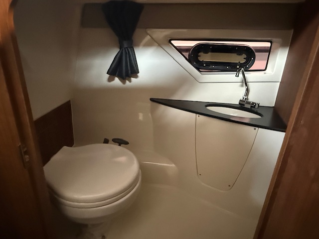 Quicksilver Activ 805 Cruiser mit Mercury 300PS Lagerboot