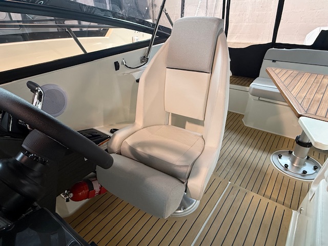 Quicksilver Activ 805 Cruiser mit Mercury 300PS Lagerboot