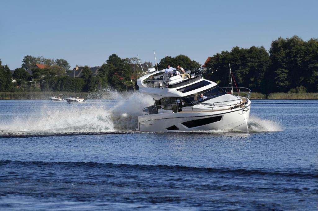 Monaco 110 Flybridge 2 x 200 PS Monaco 110 Flybridge 2 x 200 PS