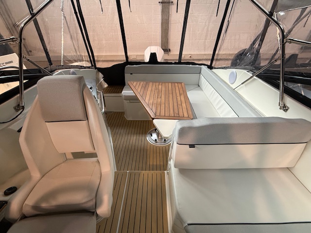 Quicksilver Activ 805 Cruiser mit Mercury 300PS Lagerboot