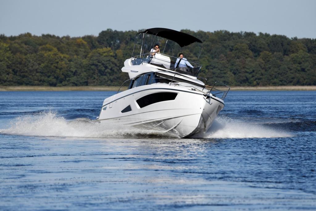 Monaco 110 Flybridge 2 x 200 PS Monaco 110 Flybridge 2 x 200 PS