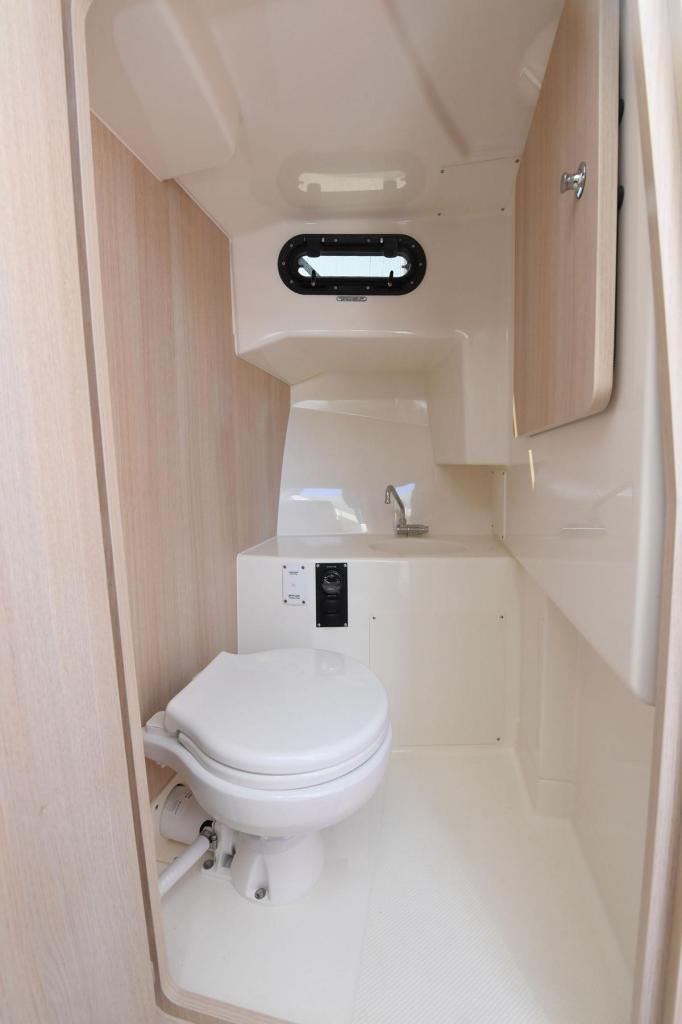 Captur 805 Pilothouse Captur 805 Pilothouse