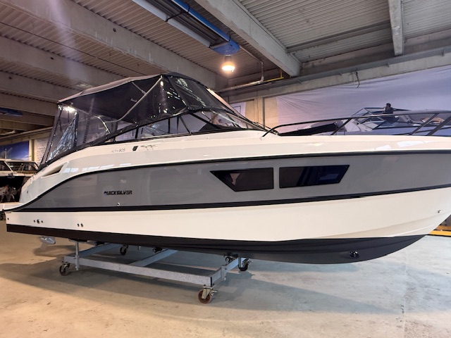 Quicksilver Activ 805 Cruiser mit Mercury 300PS Lagerboot