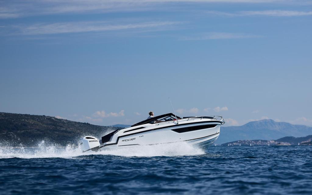 780 Escape inkl. 200 PS und Trailer